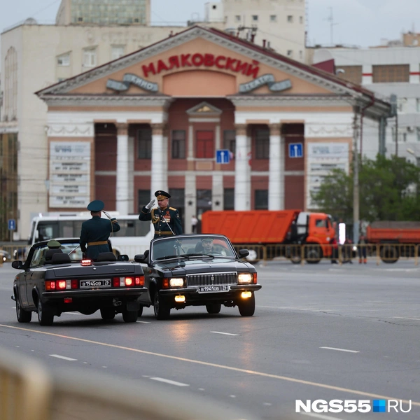 Выверенные позы, мощь и элегантность одновременно — вот, что делает парады интересными | Источник: Евгений Софийчук / NGS55.RU
