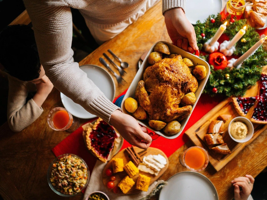 Сэкономите время и силы: 5 блюд для новогоднего стола, которые можно заморозить уже сейчас | marieclaire.ru