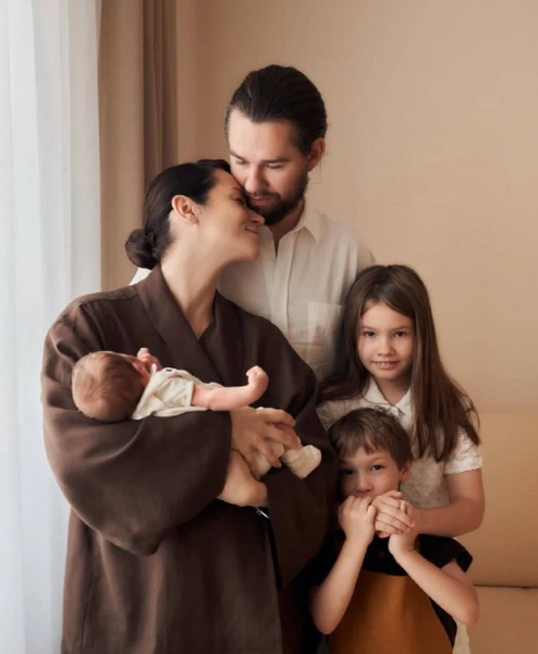 Ида Галич и Олег Ледвич с детьми | Источник: Соцсети