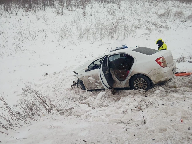 От удара Chevrolet выкинуло с дороги | Источник: «Центр по делам ГО, ПБ и ЧС»