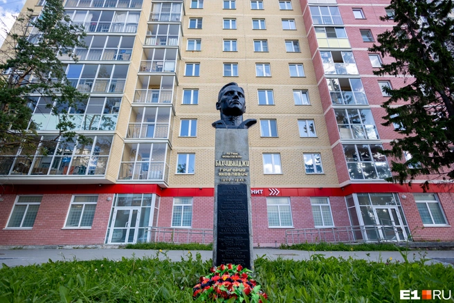 К памятнику Бахчиванджи до сих пор приносят цветы | Источник: Владислав Лоншаков / E1.RU