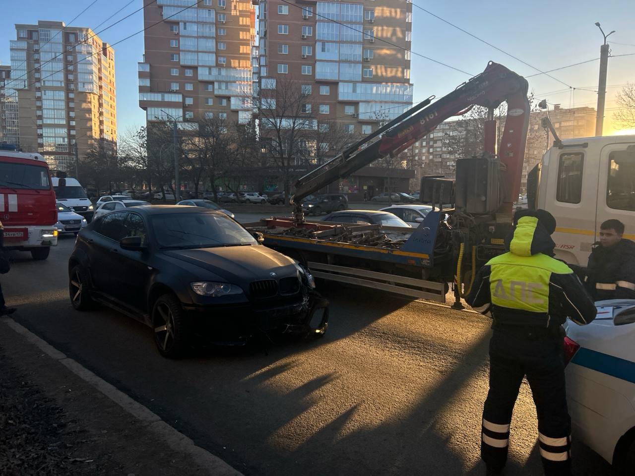 Уголовное дело против водителя BMW X6, сбившего четверых взрослых и ребенка в коляске, могут прекратить