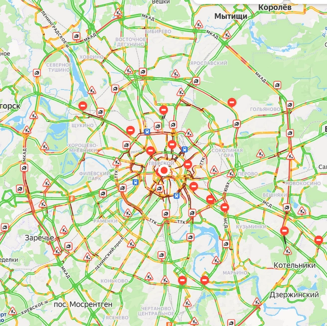 Центр Москвы весь перекрыт, а на окраинах города ДТП и ремонт | Источник: Яндекс Карты