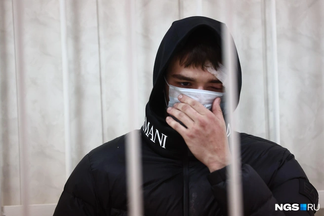 В суде парень скрывал лицо за медицинской маской. Он явно не хотел публичности | Источник: Александр Ощепков / NGS.RU