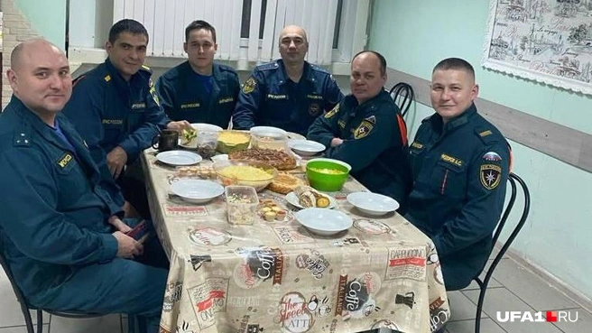 Скромно, зато в окружении товарищей | Источник: Руслан Оруджов / МЧС Башкирии