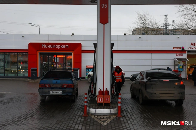 Сразу в нескольких регионах страны возник локальный дефицит на АЗС | Источник: Артем Устюжанин / MSK1.RU