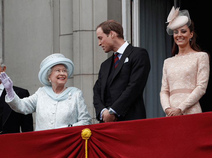 Фото №3 - Не только Королева, но и бабушка: принц Уильям и его трогательное отношение к Елизавете II