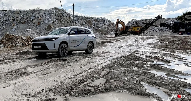 Aito M7 во время теста в Коелгинском мраморном карьере после дождя ехал уверенно. За счет быстрого подключения электромоторов обеих осей полный привод ощущается тут как «честный» | Источник: Артем Краснов