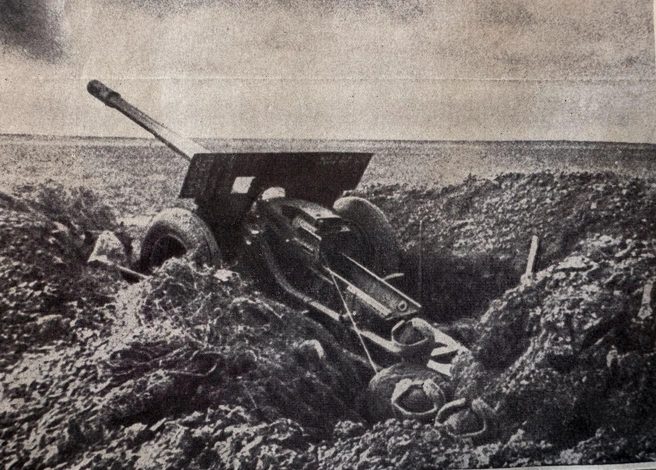 Осень 1941 года. Одно из орудий батареи Сергея Оганяна ведет огонь по немецким танкам | Источник: Приложение к книге «На южном фронте»