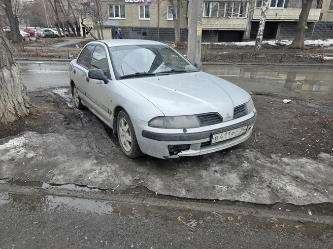 У поликлиники № 2 на проспекте Победы, 376в. Всё еще удивляетесь, почему вешний Челябинск такой пыльный? | Источник: читатель 74.RU