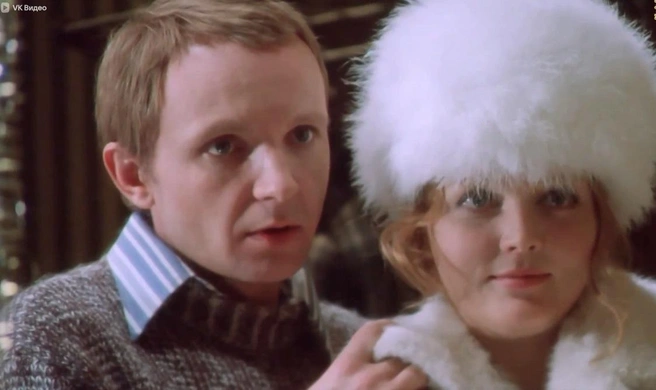 Такой белый мех часто использовался для детских вещей | Источник: кадр из фильма «Ирония судьбы, или С легким паром!» (6+), реж. Эльдар Рязанов, киностудия «Мосфильм», 1975 год