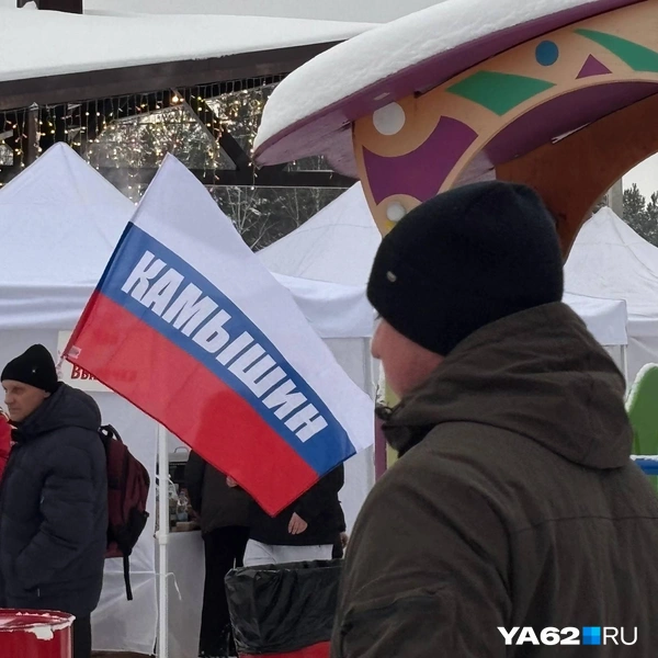 Группа поддержки у спортсменов была разной: кто-то обходился гримом, кто-то делал флаги | Источник: Виктория Улитова / YA62.RU