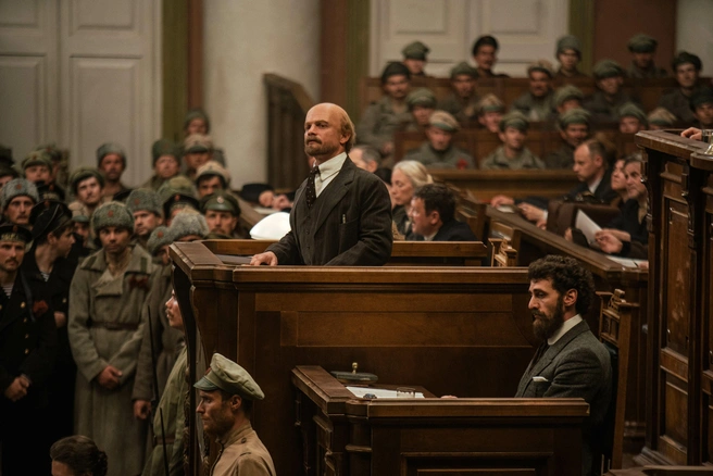 Критики отмечают удачно подобранный актерский состав&nbsp;— вот, например, Евгений Ткачук в роли Владимира Ленина | Источник: Кадр из сериала «Хроники русской революции», реж. Андрей Кончаловский (Start, 2025)