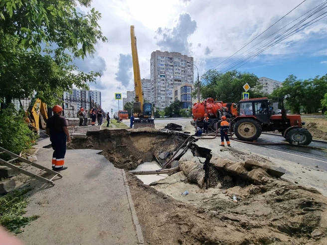 Длина стрелы экскаватора указывает на большую глубину раскопок | Источник: Константин Завриков / V1.RU