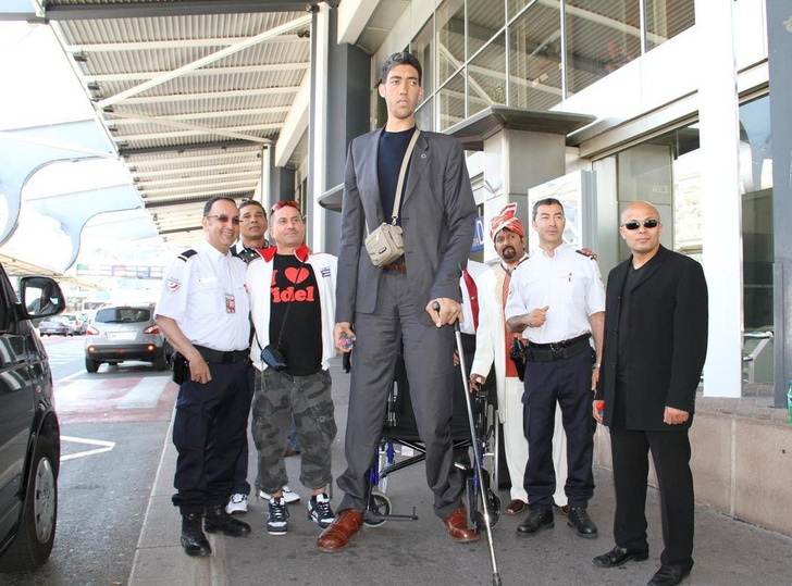 Фото №1 - Самый высокий человек в мире приехал в Москву искать жену