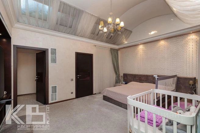 Второй этаж занимают спальные зоны. На нем разместили комнату родителей с гардеробной и санузлом, а также детскую | Источник: «Квартирный портал» / N1