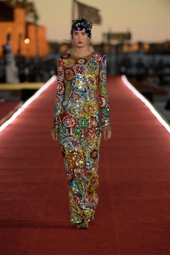 Стеклянные платья, Дженнифер Лопес в первом ряду и гроза под занавес: как прошел показ Dolce&Gabbana Alta Moda в Венеции