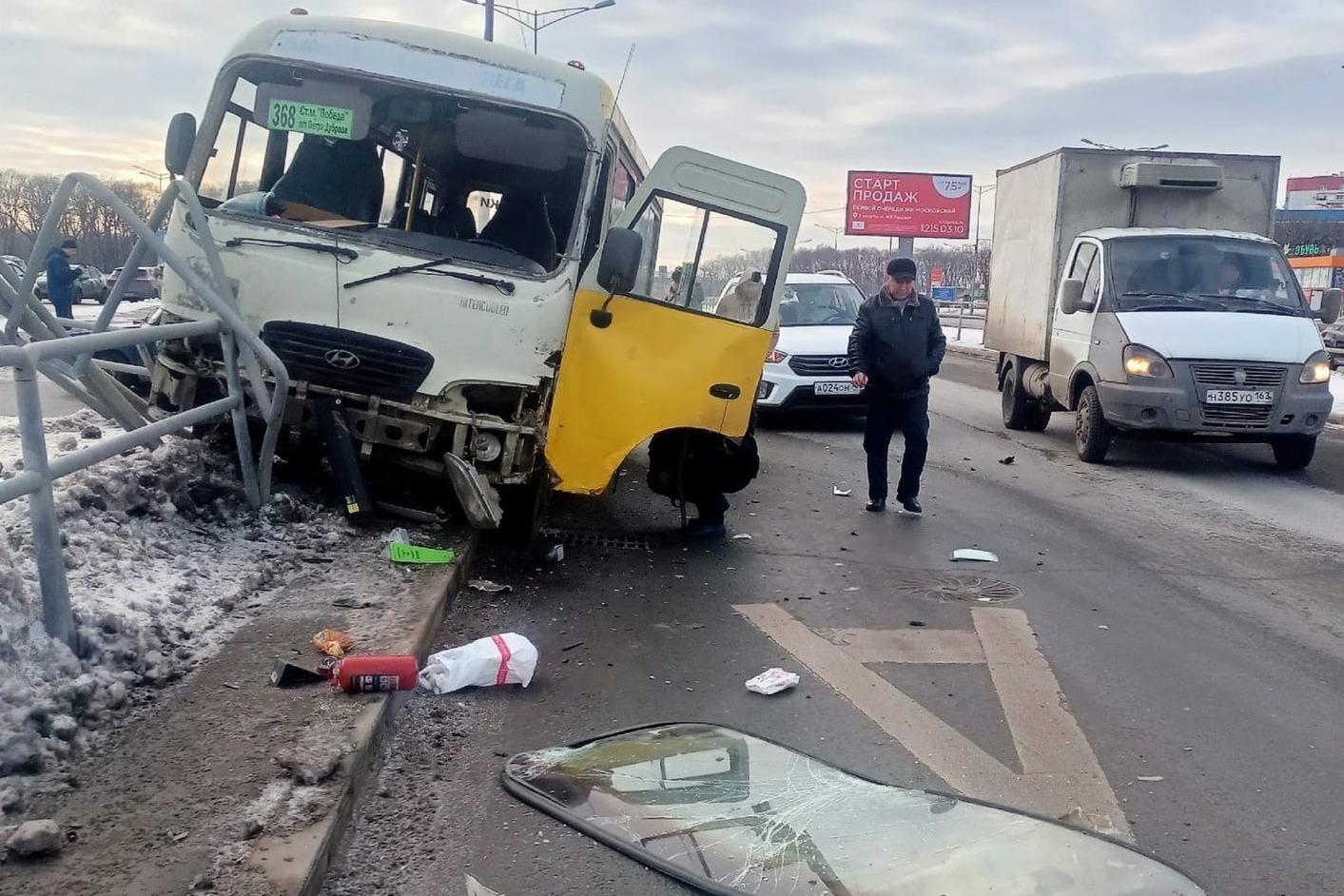 На Московском шоссе автобус с людьми врезался в ограждение 28 декабря 2022  г. - 28 декабря 2022 - 63.ру