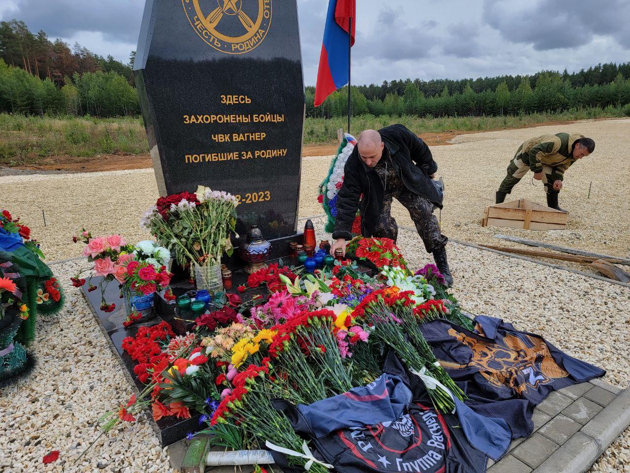 Похоронные чвк вагнер. Могилы ЧВК Вагнер. Мемориал ЧВК Вагнера. Памятники вагнеровцам на кладбище.