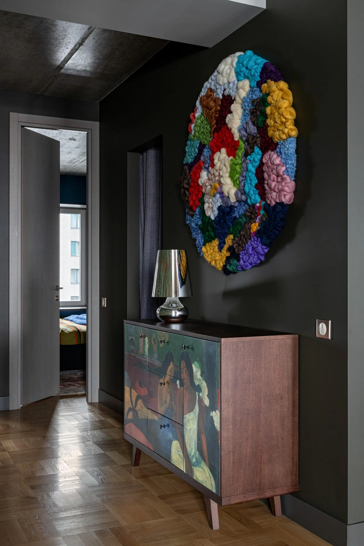 Комод, Case The Idea. Панно, Helen Loom. Лампа, Kartell. Краска для стен, Swisslake. | Источник: Александр Бурнатов. Стиль: Елена Куцаренко