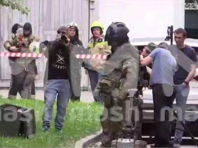 Силовики проверяют автомобиль, припаркованный у дома на улице Леси Украинки в Москве из-за похожего на бомбу предмета под ним | Источник: Mash / T.me