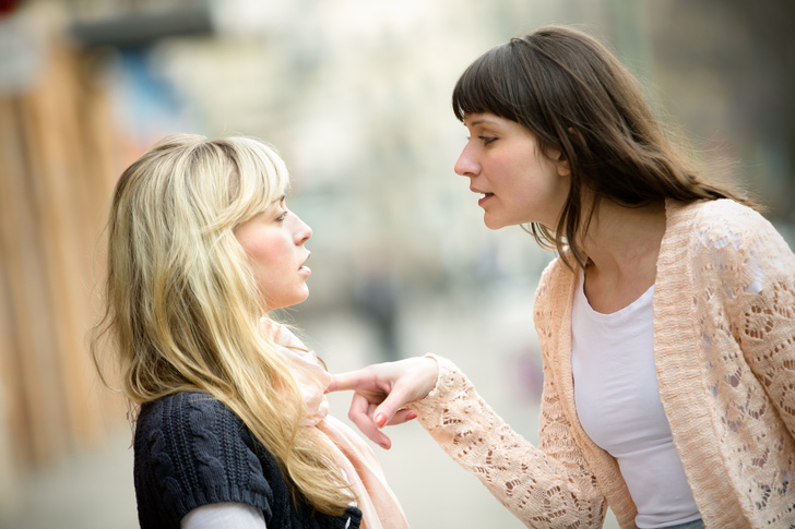 женская дружба, подруга критикует, как реагировать, стоит ли общаться с подругой, которая критикует