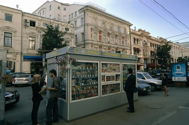 В хлебных киосках продавали еще и всякую всячину | Источник: Юрий Машков / ТАСС