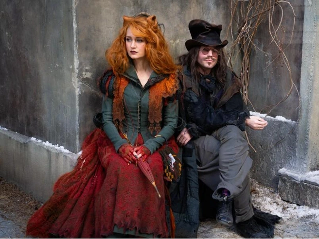 Виктория Исакова и Саша Петров сыграли в фильме лису Алису и кота Базилио | Источник: кадр из кинофильма «Буратино» (6+), реж. Игорь Волошин, кинокомпании «Водород» и Art Pictures Studio, 2025 год