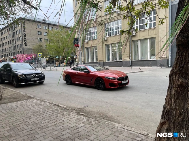 Рестайлинговую модель BMW 850i можно приобрести в таком цвете только под заказ за 18,5 миллиона рублей | Источник: Читатель НГС