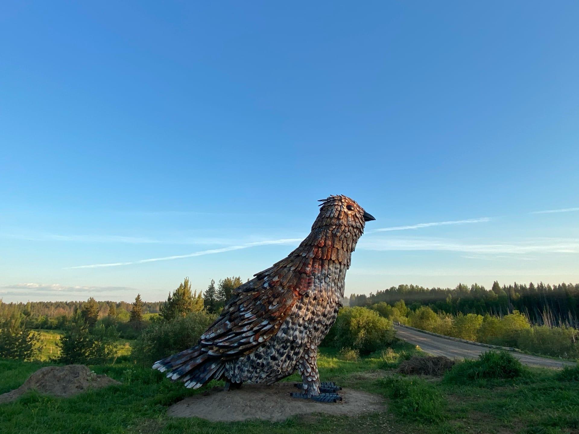 Скульптура рябчика на въезде в Пинегу, кто автор, фото - 21 июня 2021 -  29.ру