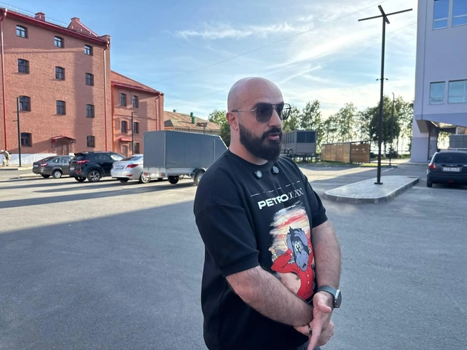 Руководитель брендингового агентства ТБТБО Роберт Дерцян рассказал что в логотипе «Пивзавода Суркова» использовали отсылки к старым этикеткам | Источник: Анна Гнездова