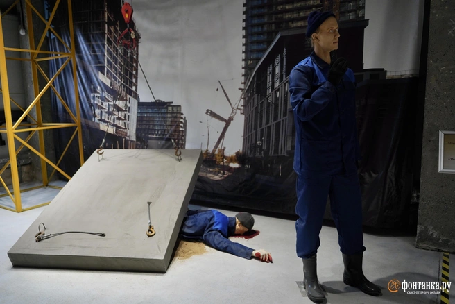 Без рук, без пальцев и без глаз. В Красном Селе наглядно показывают, как ты умрешь, если пришел на работу без головы | Источник: Павел Даиси / «Фонтанка.ру»