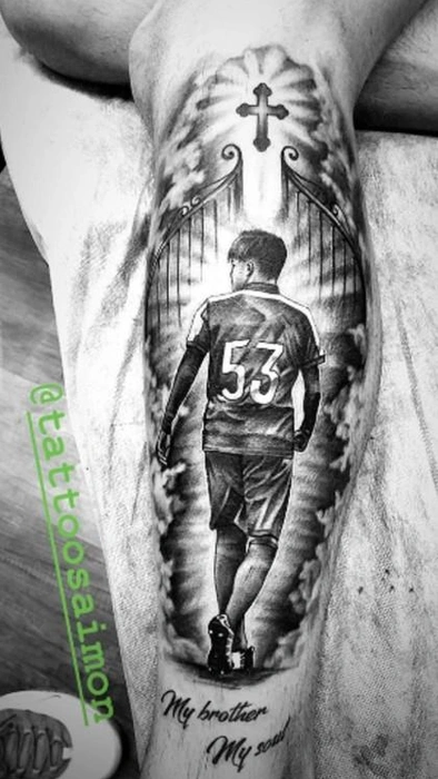 Одна из татуировок Александра. В память о брате | Источник: lomakin_alx / Instagram.com (экстремистская организация, деятельность запрещена на территории РФ)