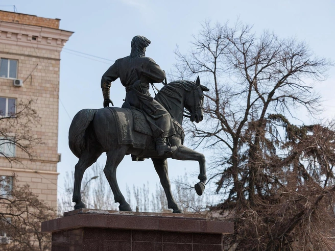 Памятник Григорию Засекину возвышается над происходящим в парке. | Источник: Алексей Волхонский / V1.RU