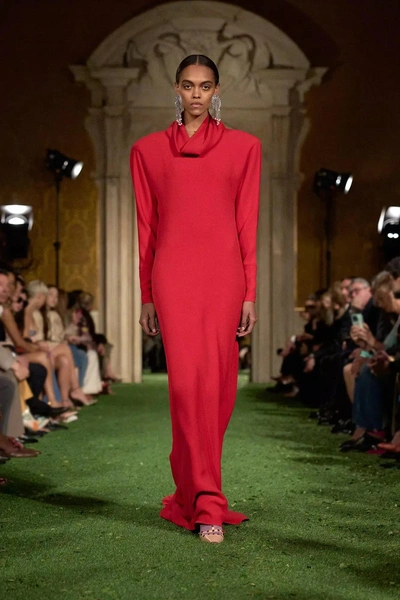 Valentino осень-зима 2026: лучший показ Алессандро Микеле для итальянского Дома | marieclaire.kz