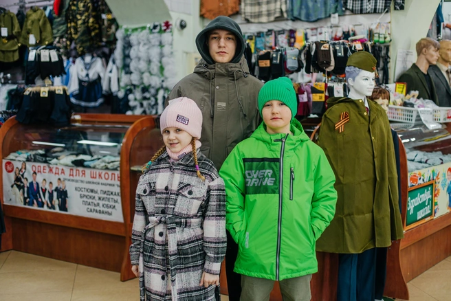 К куртке легко подобрать шапку, шарф и перчатки | Источник: Ксения Зимина