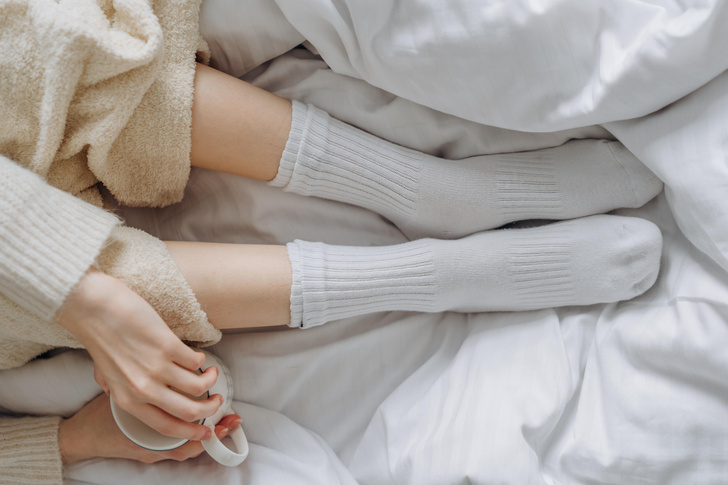 Флеболог Авакян рассказал, почему спать в теплых носках может быть опасно
