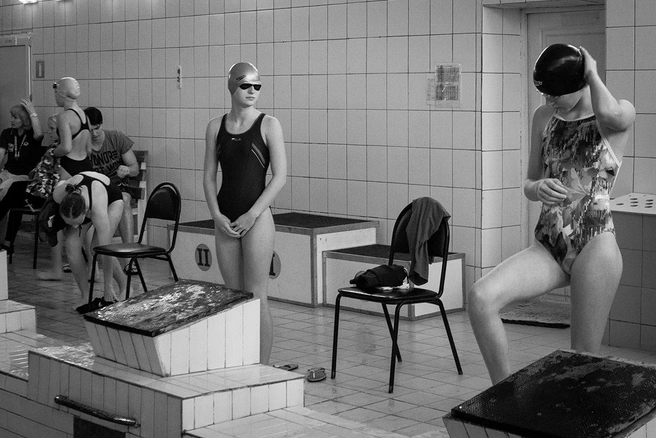 Участницы соревнований готовятся плыть стометровку кролем | Источник: Анна Хвостова