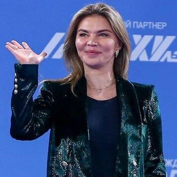 Лицо вновь подтянутое и посвежевшее: Алина Кабаева отметила день рождения в академии с юными гимнастками