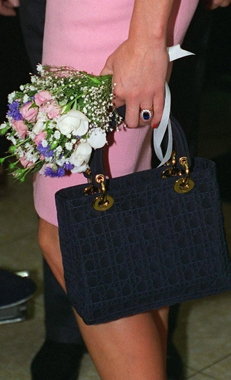 Принцесса Диана носит сумку Lady Dior