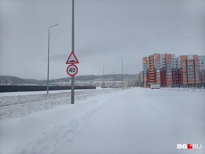 На заснеженных улицах пустынно | Источник: Мария Гришкина / 86.RU