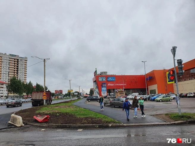 Пока на месте будущей стройки газон, дорожка и парковка | Источник: Александра Савельева