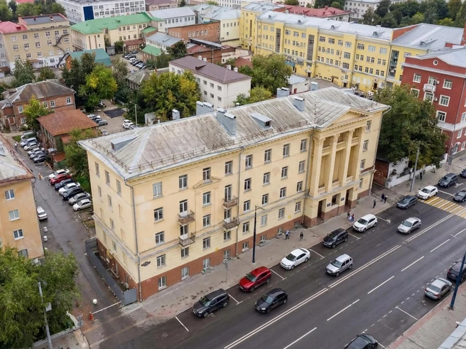 Дом предлагают перекрасить, прямо как здание Башпотребсоюза | Источник: Российский аукционный дом