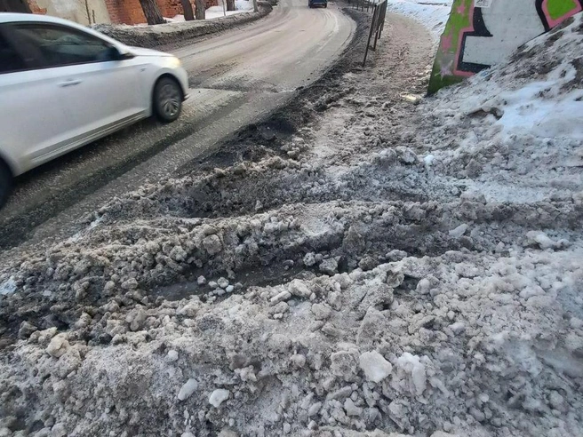 — Улица Профсоюзная по пути к 15 школе и вся Мало-Загородная — горы снега, глыбы льда, пешеходам невозможно идти. Утром это сплошной каток и ледяные горы. Вечером это превращается в месиво из грязи. Это единственная дорога до школы, — рассказывает горожанка. | Источник: Читатель 72.RU