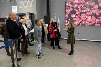 Chanson Star Vika Tsyganova Visits Saratov's Museum of the Special Military Operation