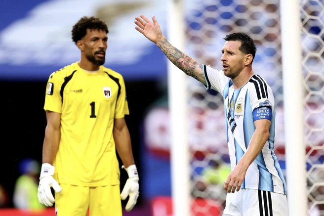 В 1/16 финала встретились Возинья и Месси | Источник: Fifa.сom