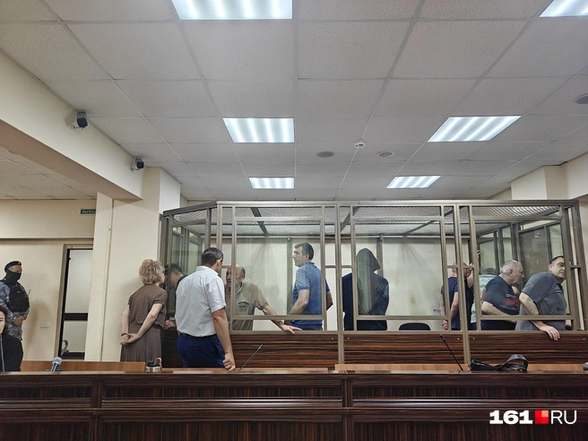Судья задерживался, как будто давая возможность поговорить родным с обвиняемыми | Источник: Евгений Вдовин / 161.RU 