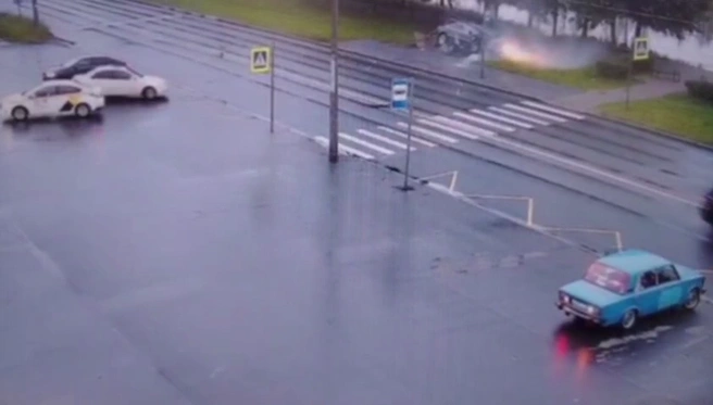 Полет Audi в остановку с пешеходом на Планерной попал на видео | Источник: «Фонтанка.ру»