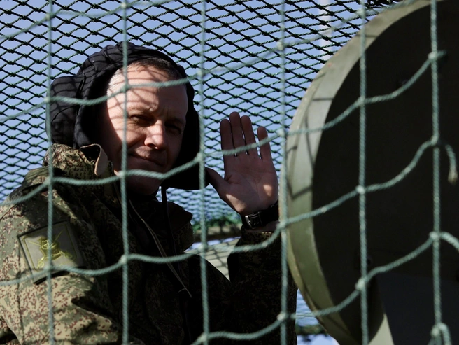 Военные в зимней форме испытывают дискомфорт от теплой погоды. | Источник: Соня Радостина