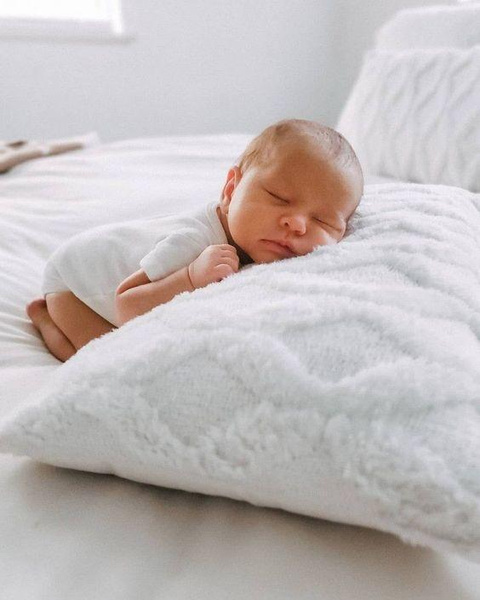 Почему новорожденный кряхтит и тужится во сне?